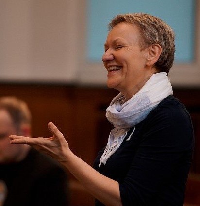 Chorleiterin Angelika Rehaag dirigiert Chor